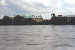Verzerrte Perspektiven an der Elbe