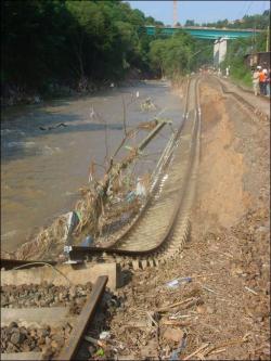 Zerstörte Bahnstrecke nach Tharandt.